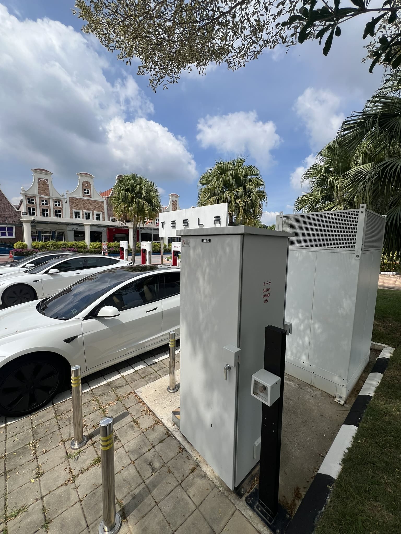 Tesla Supercharger at Freeport A'Famosa Outlet